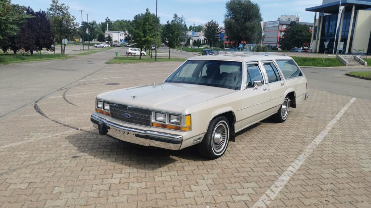 Ford Crown Victoria Country Squire